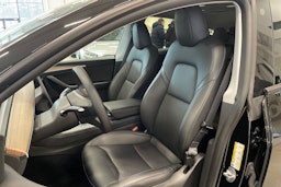 musta Tesla Model Y 2023 kuva 14.