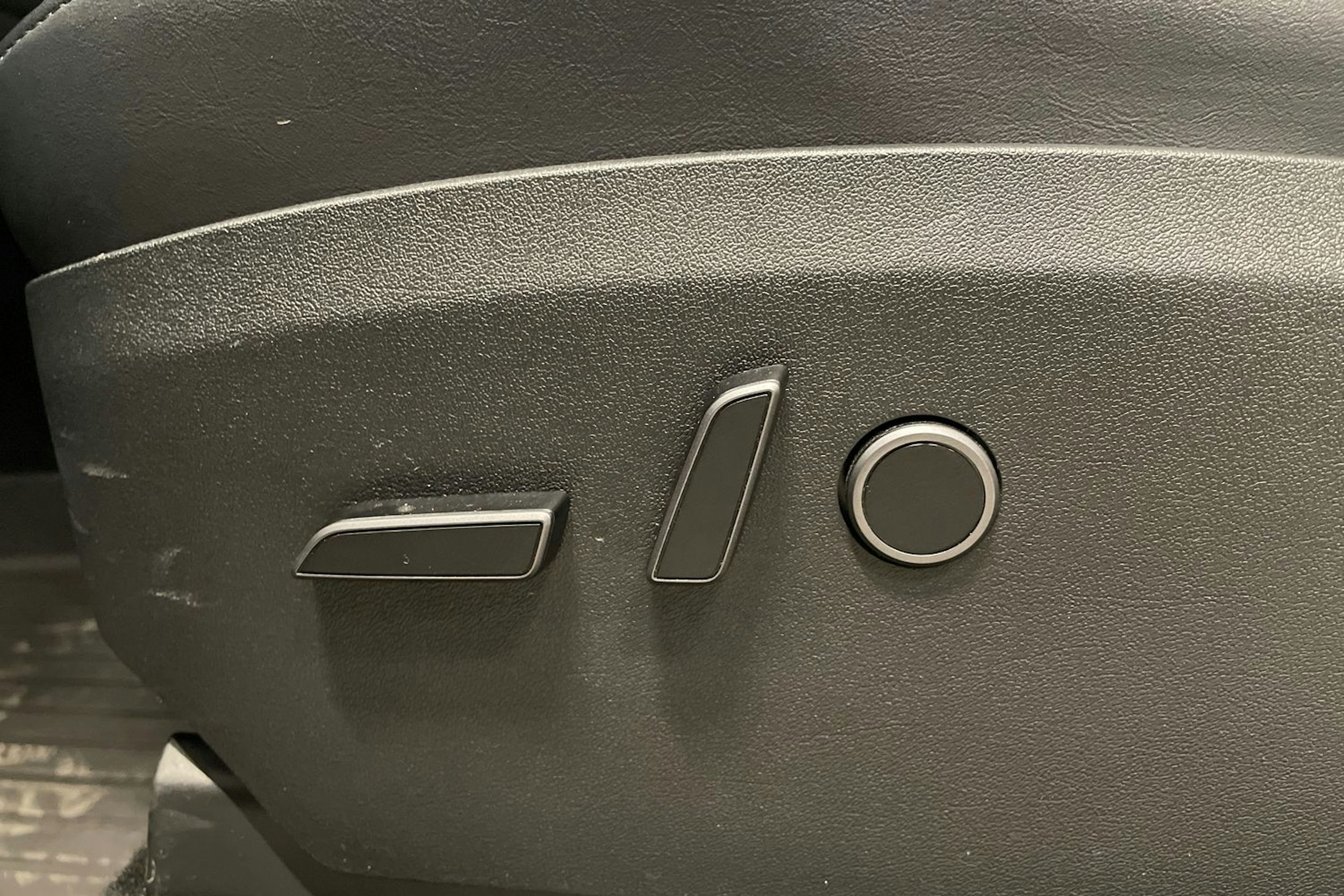 musta Tesla Model Y 2023 kuva 15.