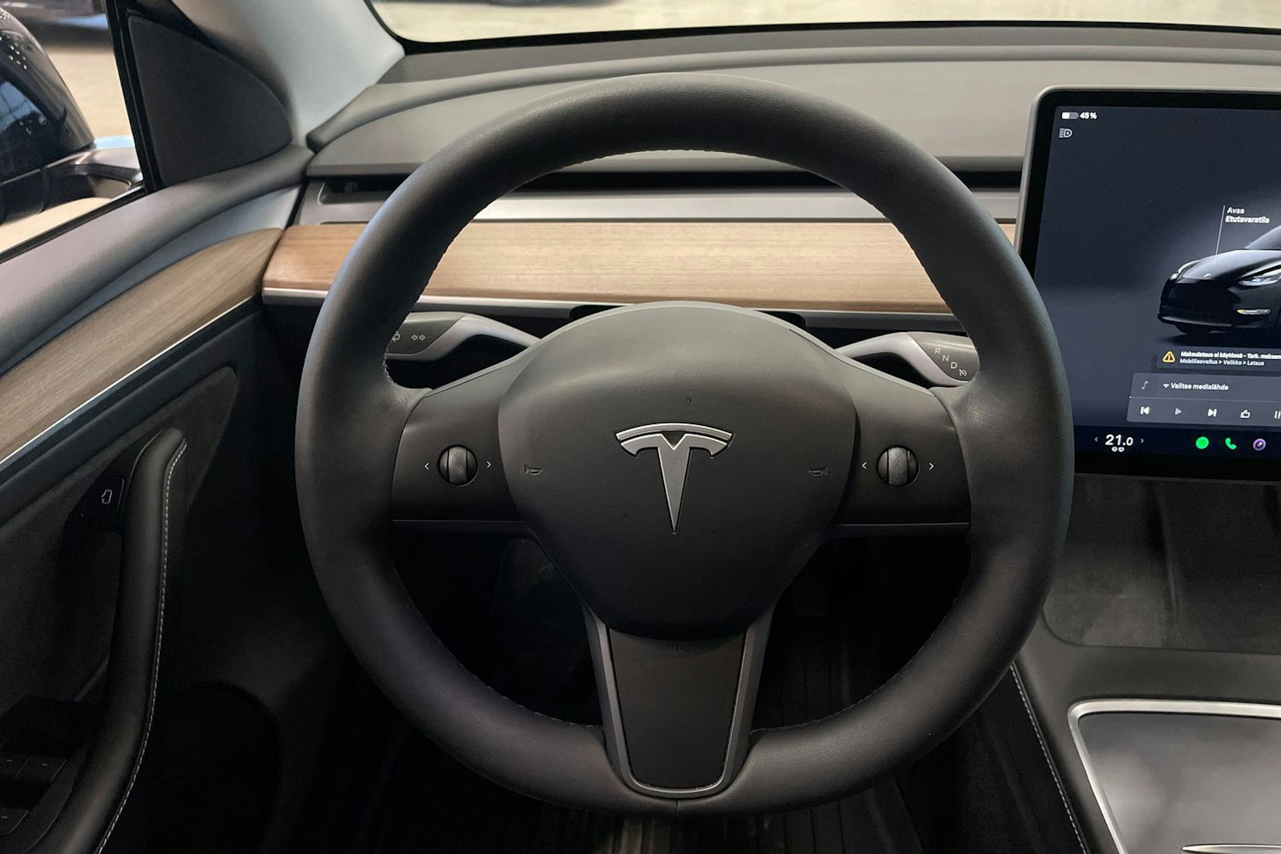 musta Tesla Model Y 2023 kuva 16.