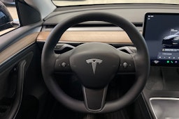 musta Tesla Model Y 2023 kuva 16.