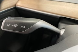 musta Tesla Model Y 2023 kuva 18.