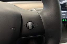 musta Tesla Model Y 2023 kuva 19.