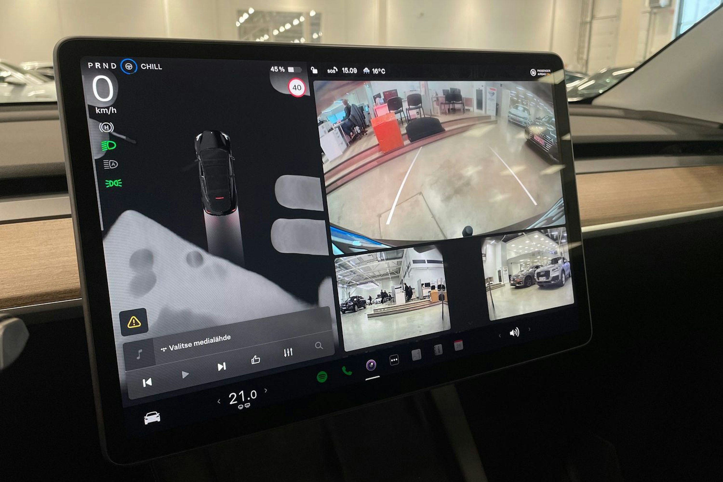 musta Tesla Model Y 2023 kuva 21.