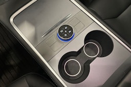 musta Tesla Model Y 2023 kuva 27.