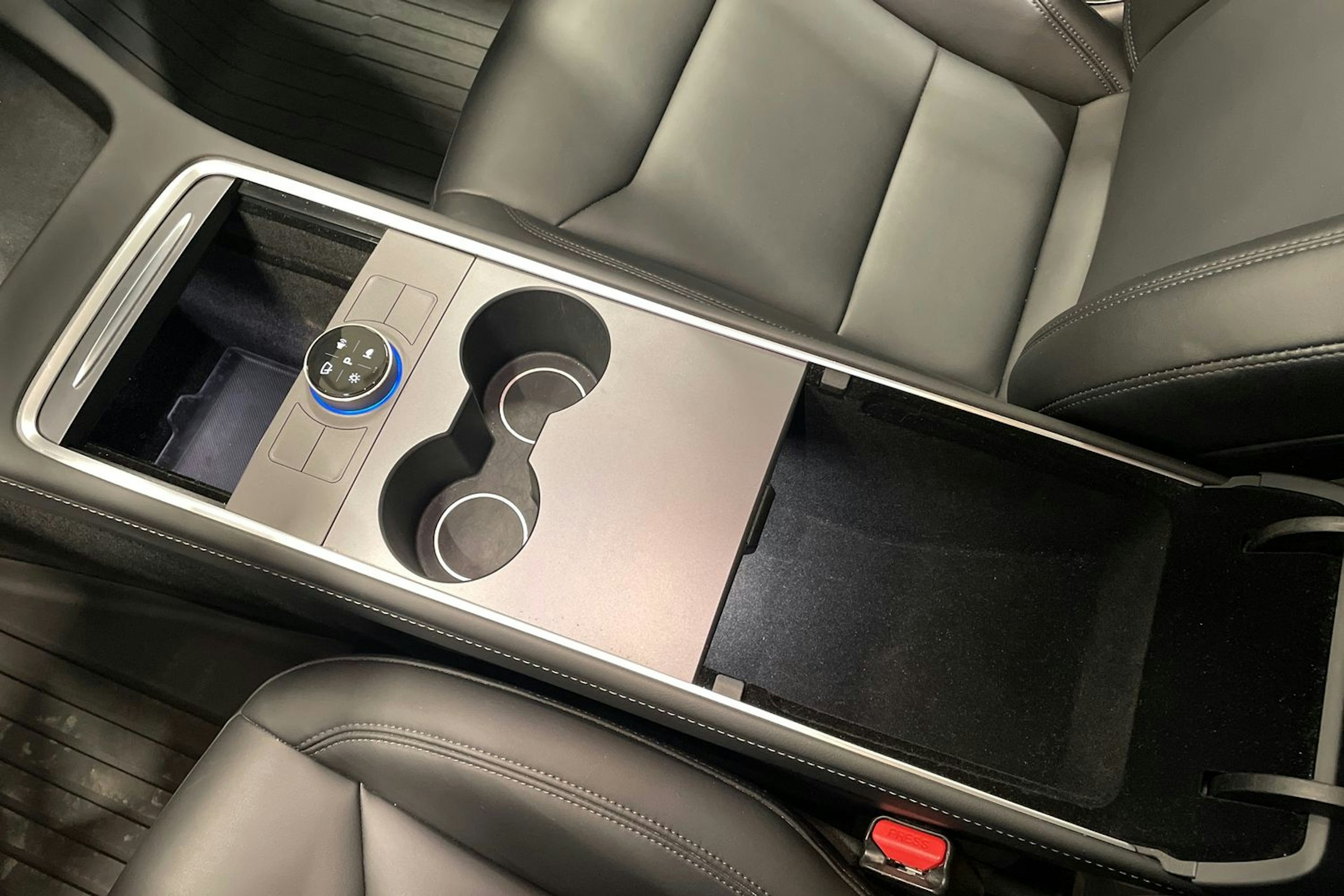 musta Tesla Model Y 2023 kuva 28.