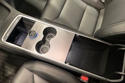 musta Tesla Model Y 2023 kuva 28.