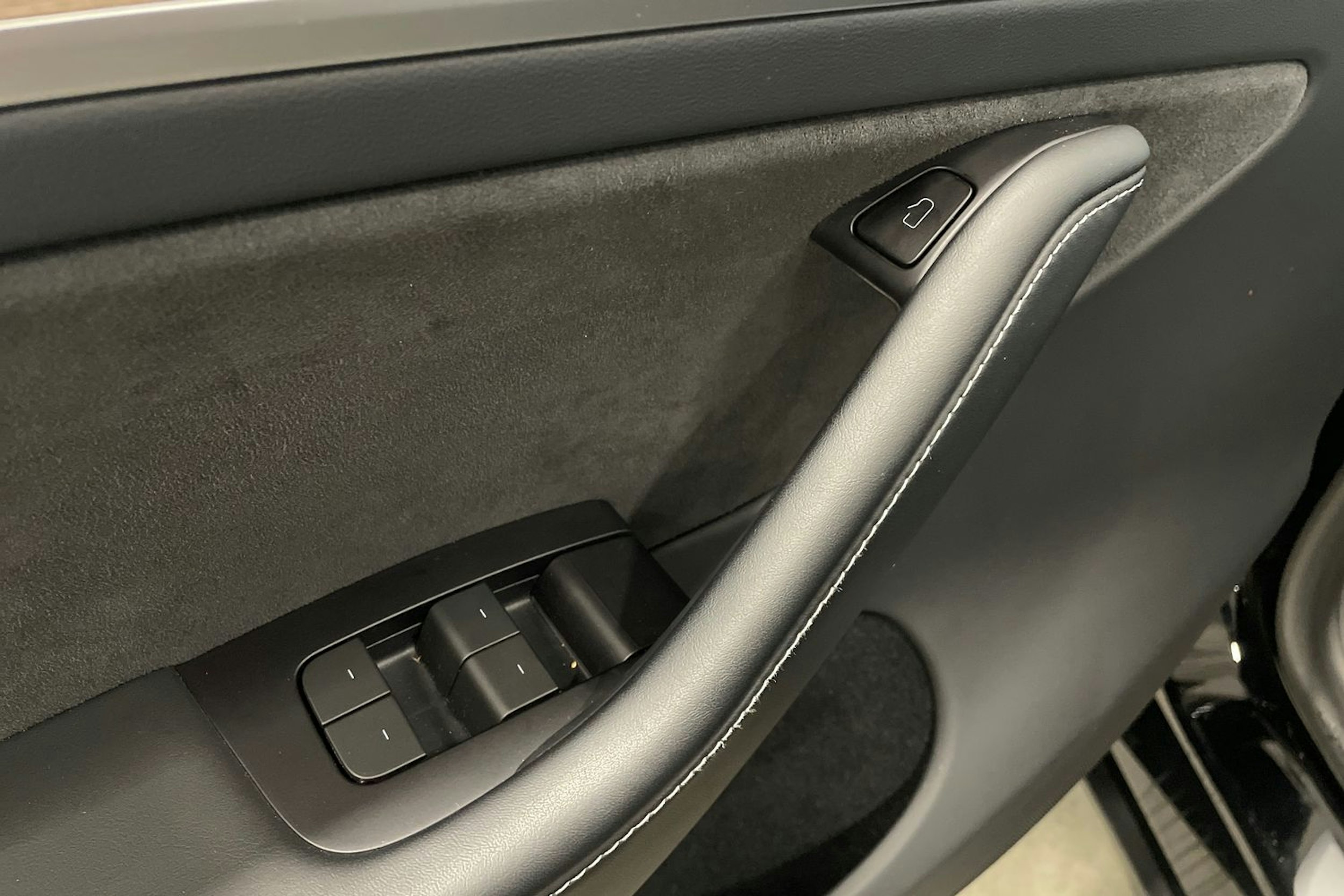 musta Tesla Model Y 2023 kuva 29.