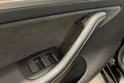 musta Tesla Model Y 2023 kuva 29.