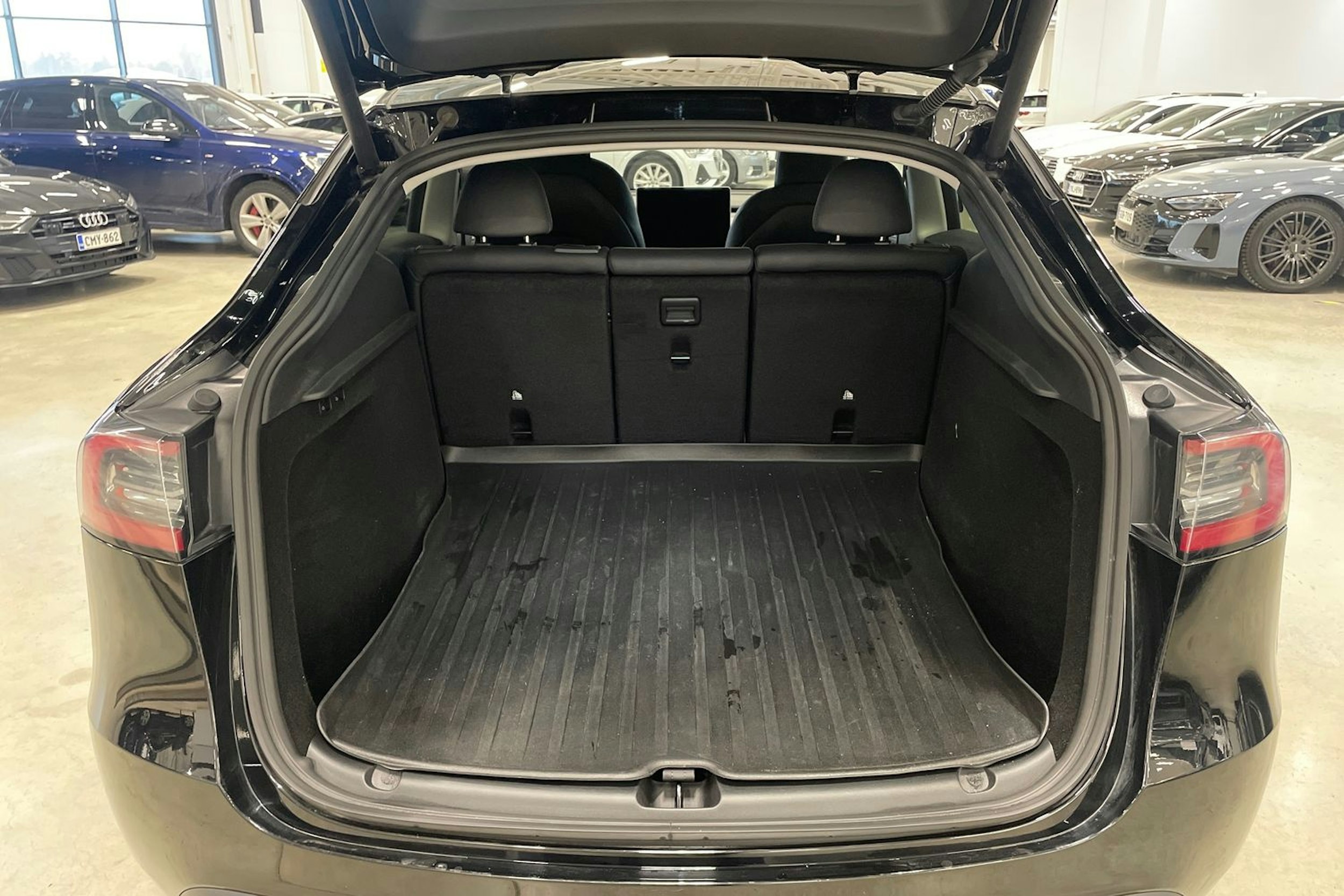 musta Tesla Model Y 2023 kuva 31.