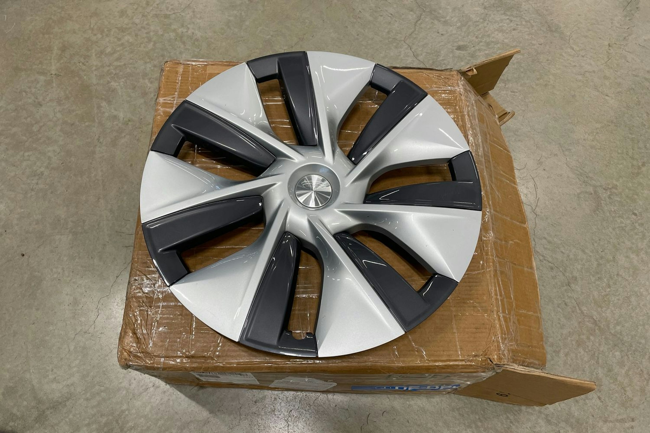 musta Tesla Model Y 2023 kuva 36.