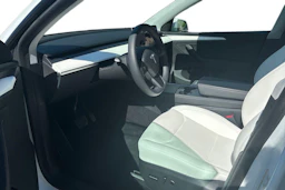 Valkoinen Tesla Model Y 2023 kuva 3.