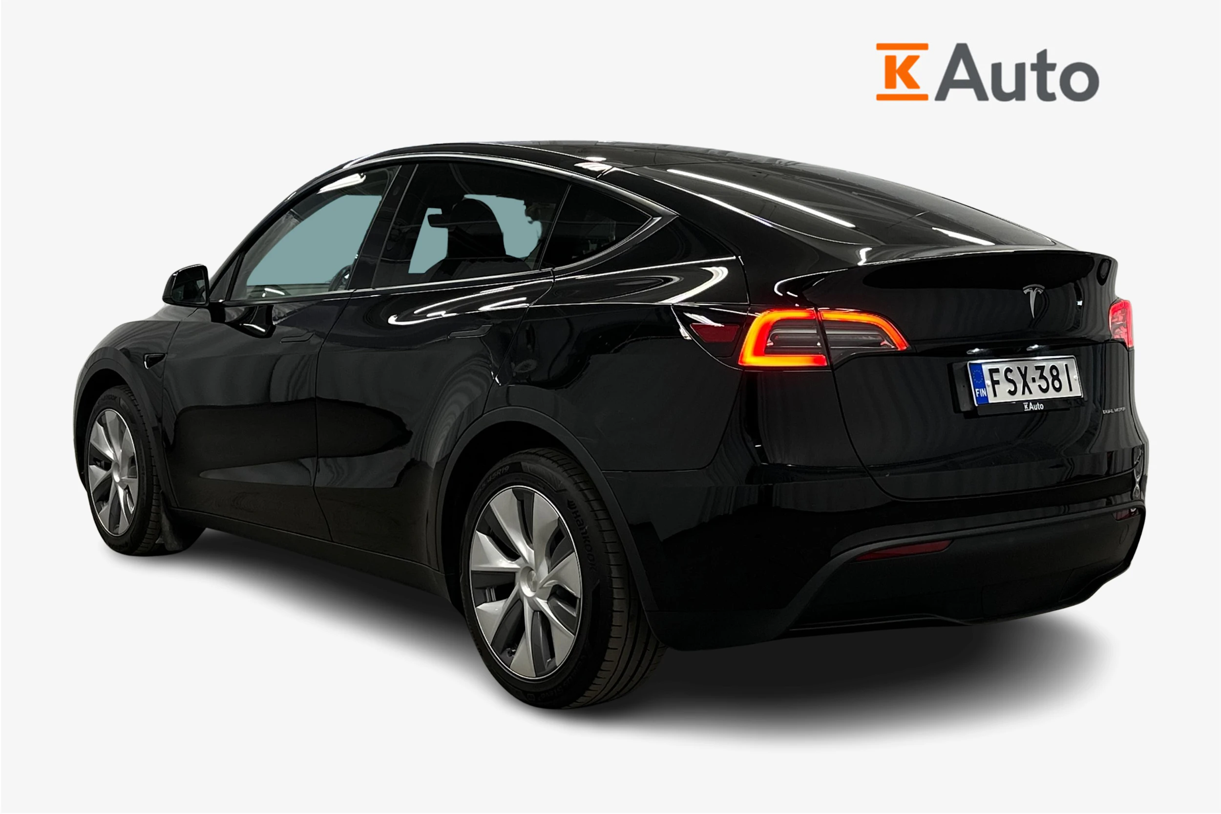 musta Tesla Model Y 2023 kuva 3.