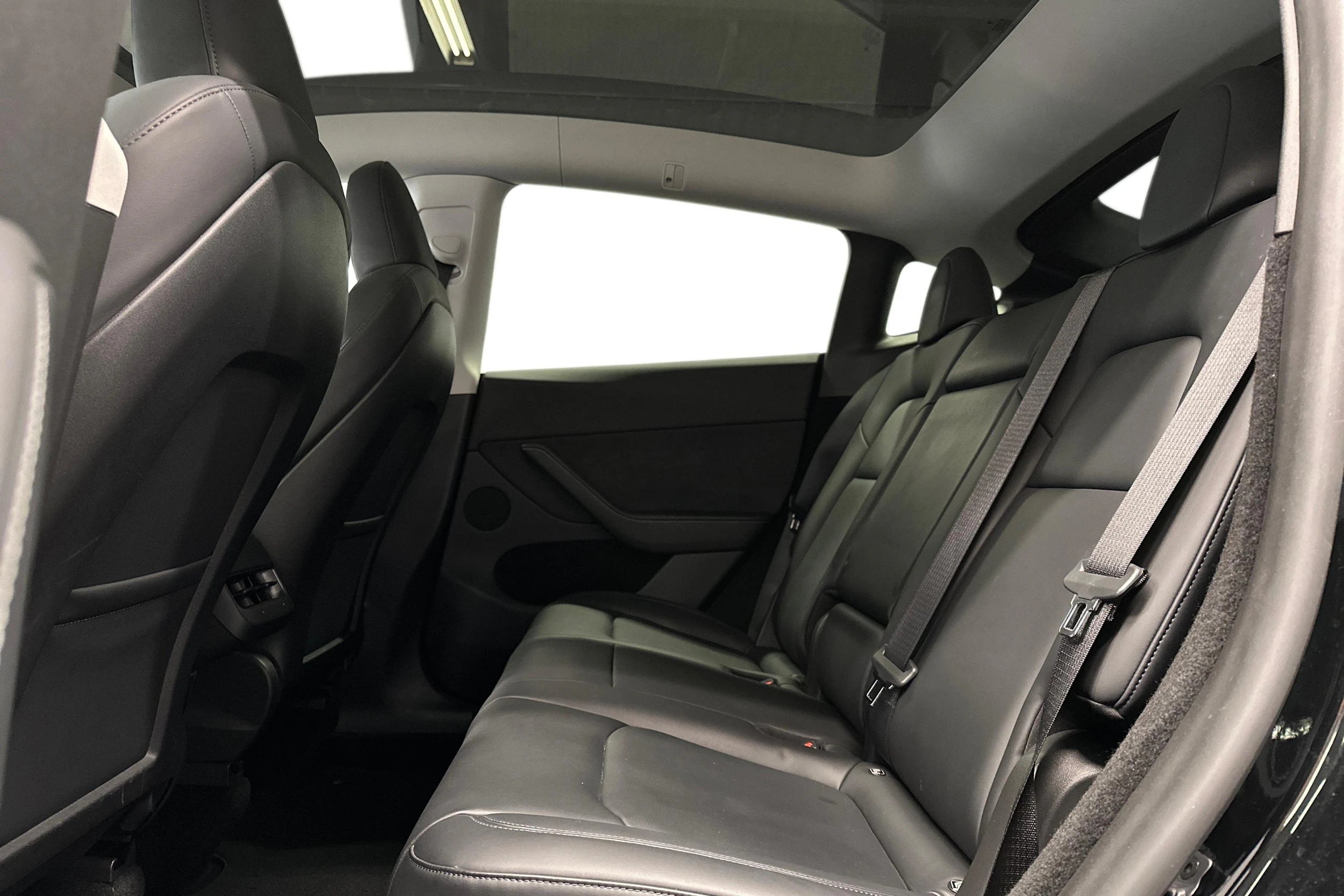 musta Tesla Model Y 2023 kuva 11.