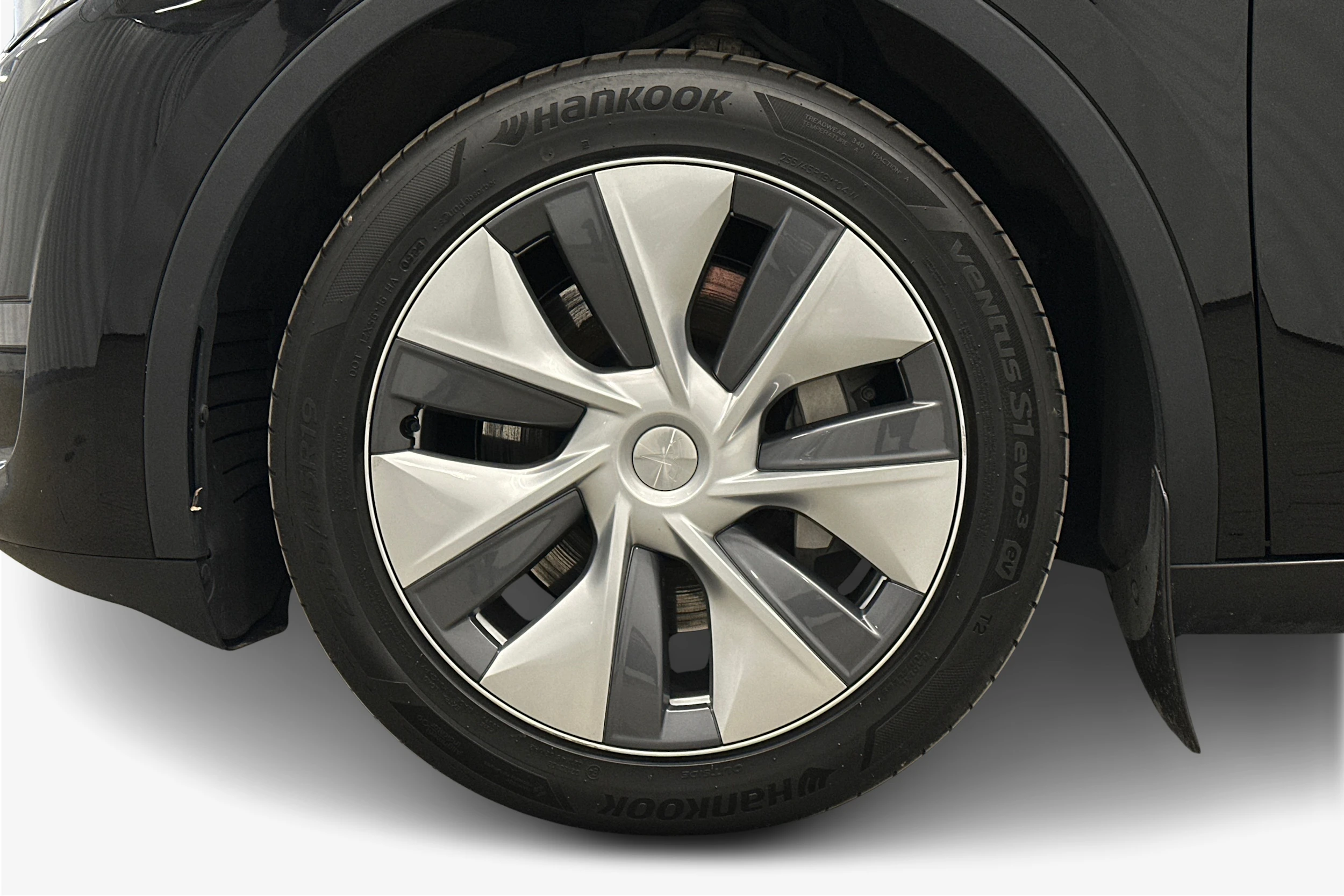 musta Tesla Model Y 2023 kuva 12.