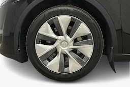 musta Tesla Model Y 2023 kuva 12.