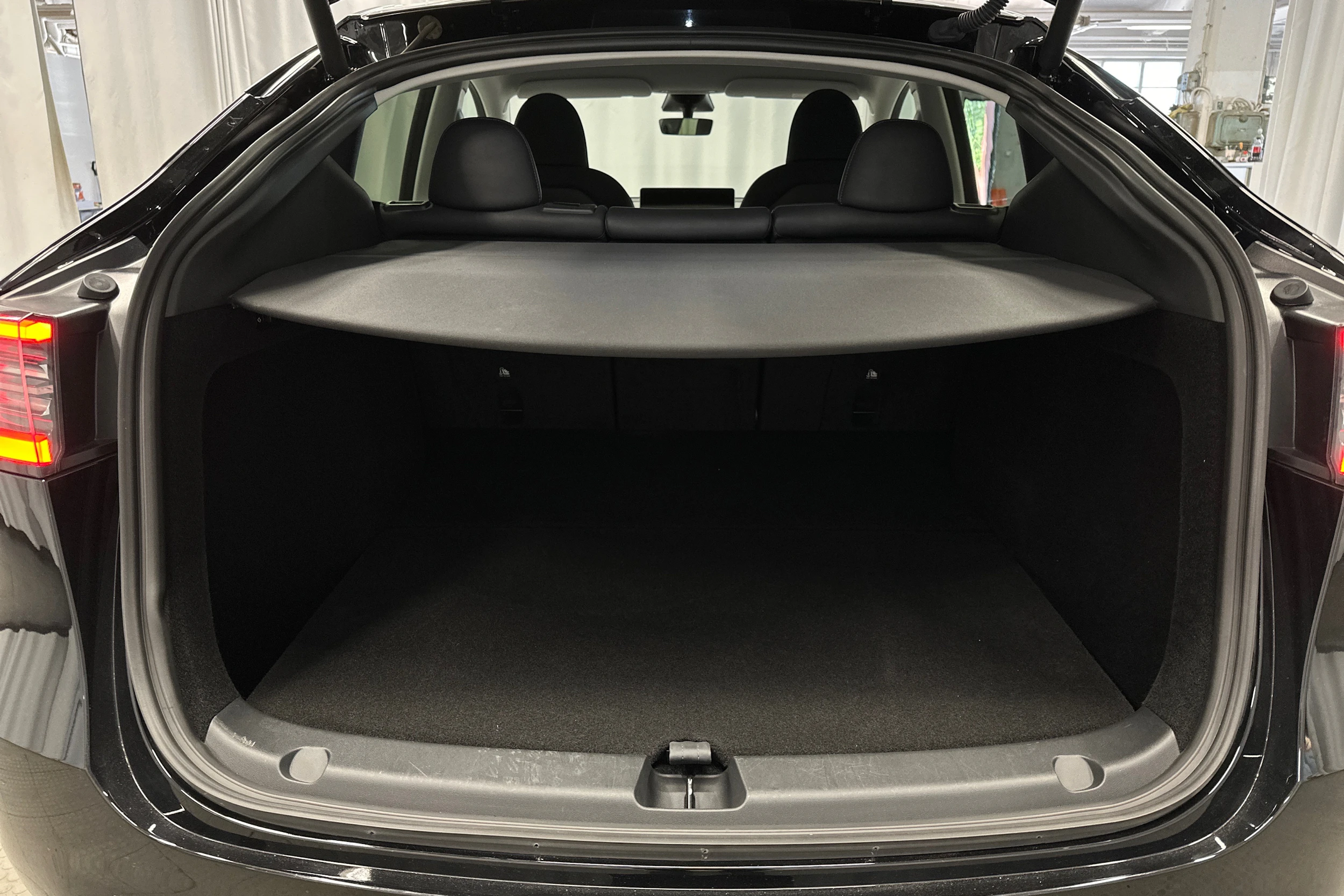musta Tesla Model Y 2023 kuva 15.