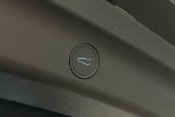musta Tesla Model Y 2023 kuva 16.