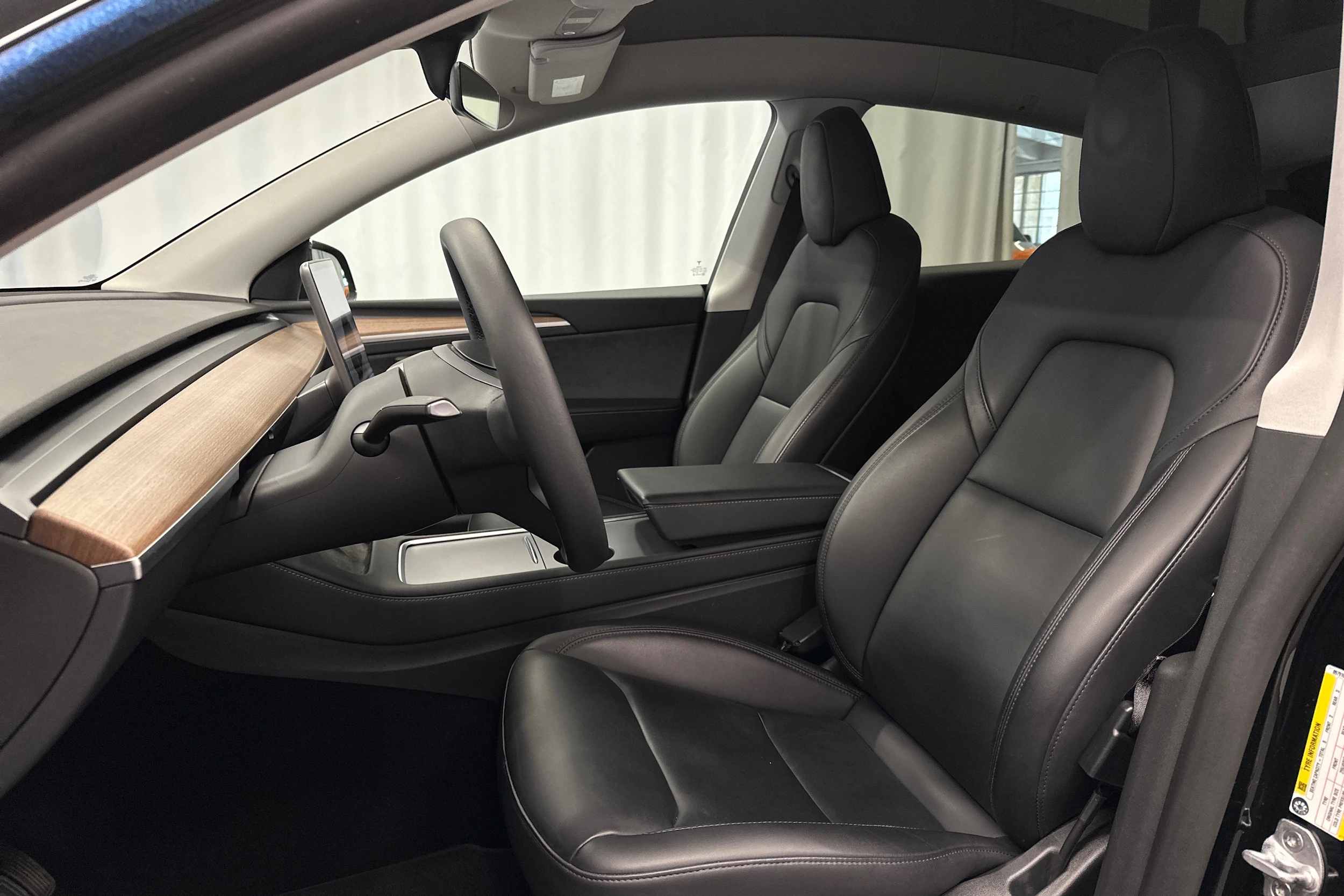 musta Tesla Model Y 2023 kuva 17.