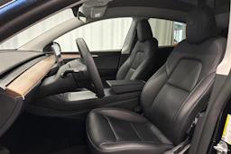 musta Tesla Model Y 2023 kuva 17.