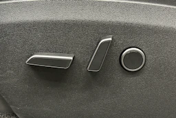 musta Tesla Model Y 2023 kuva 18.