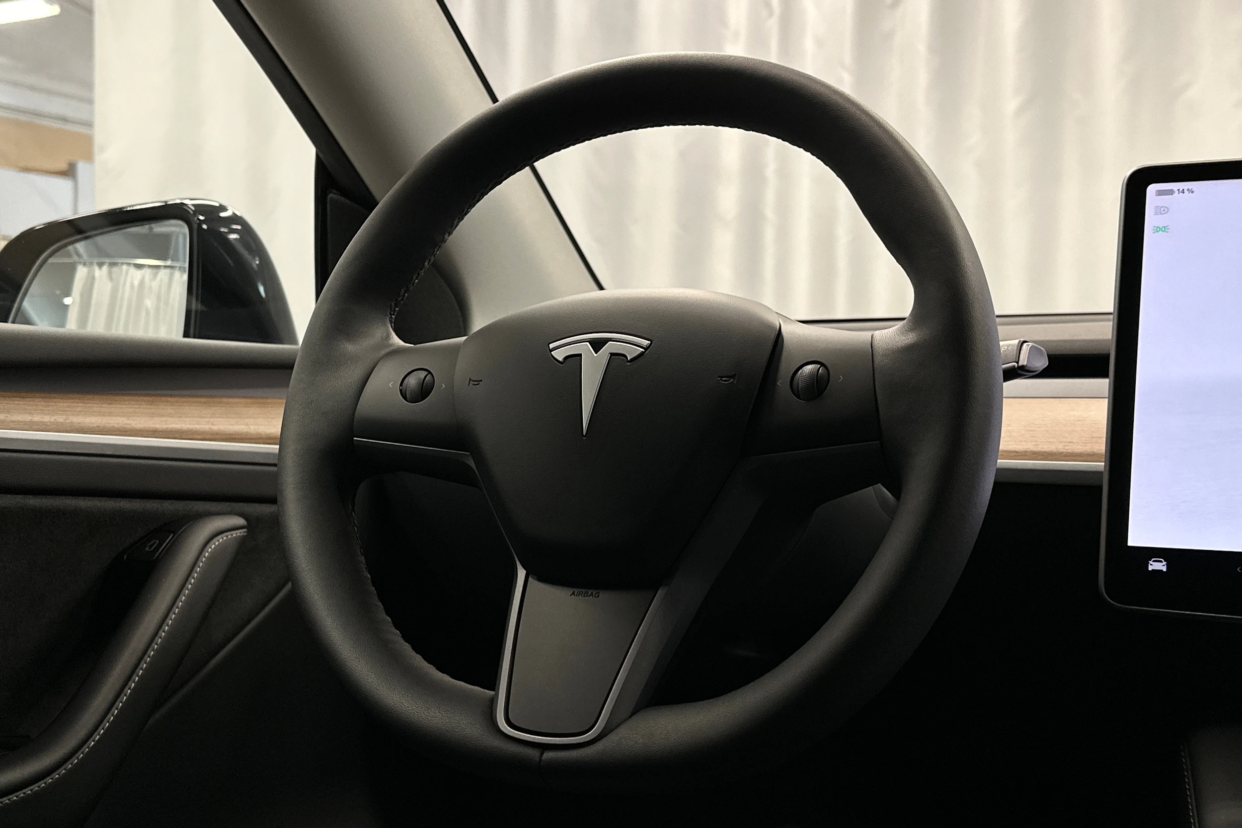 musta Tesla Model Y 2023 kuva 19.
