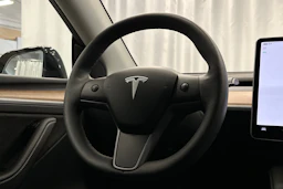 musta Tesla Model Y 2023 kuva 19.