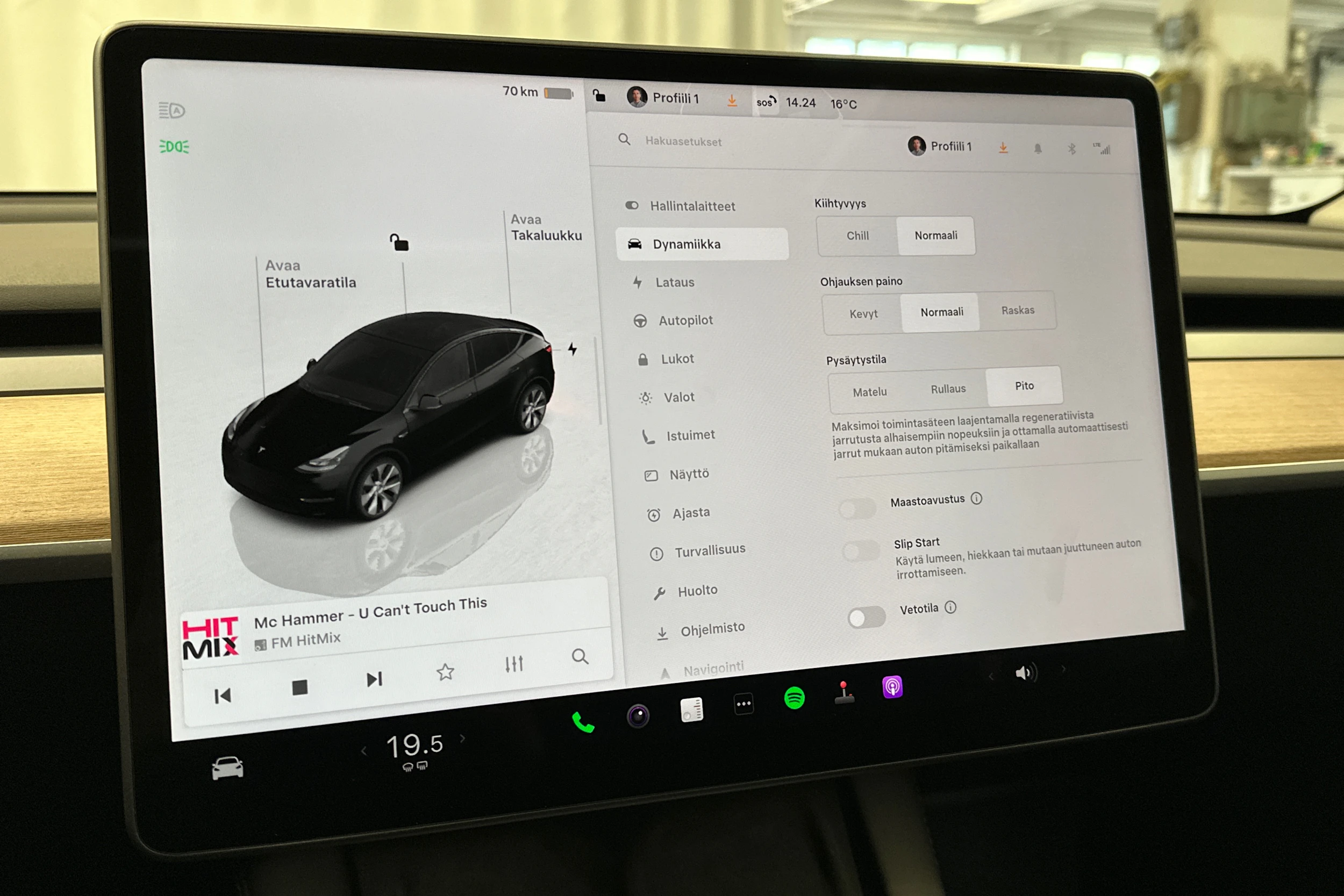 musta Tesla Model Y 2023 kuva 22.
