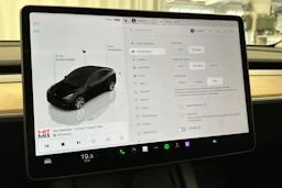 musta Tesla Model Y 2023 kuva 22.
