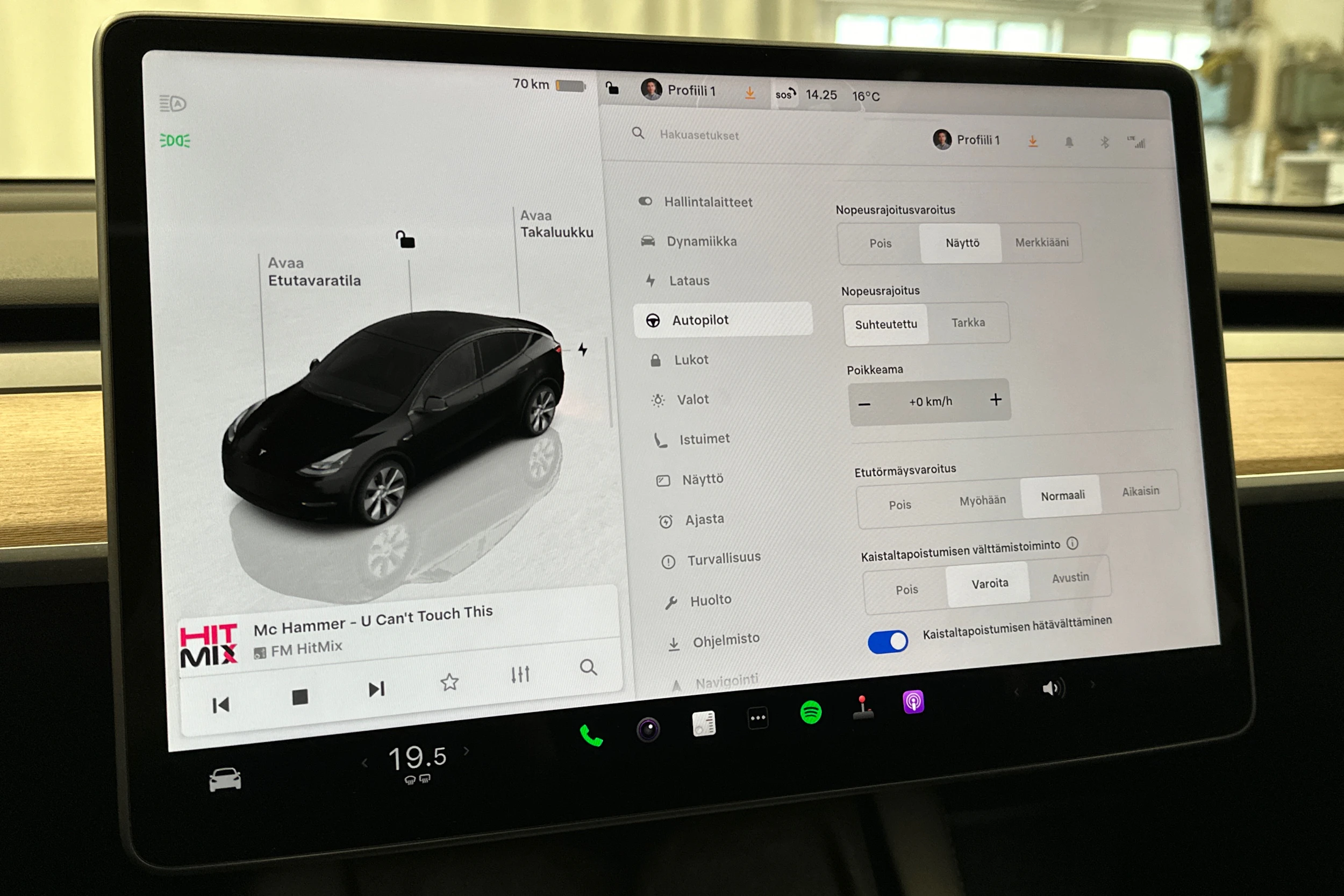 musta Tesla Model Y 2023 kuva 24.