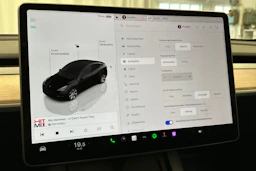 musta Tesla Model Y 2023 kuva 24.
