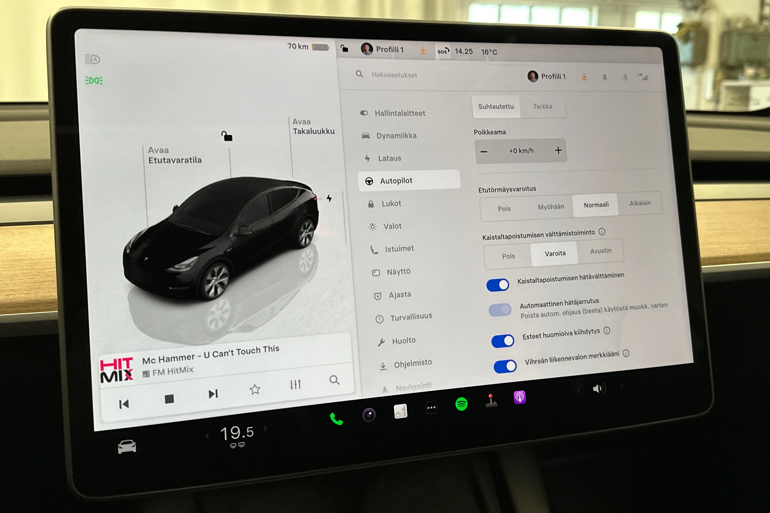 musta Tesla Model Y 2023 kuva 25.