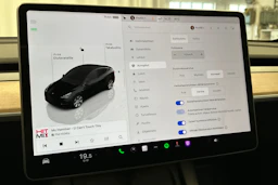 musta Tesla Model Y 2023 kuva 25.