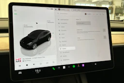 musta Tesla Model Y 2023 kuva 26.