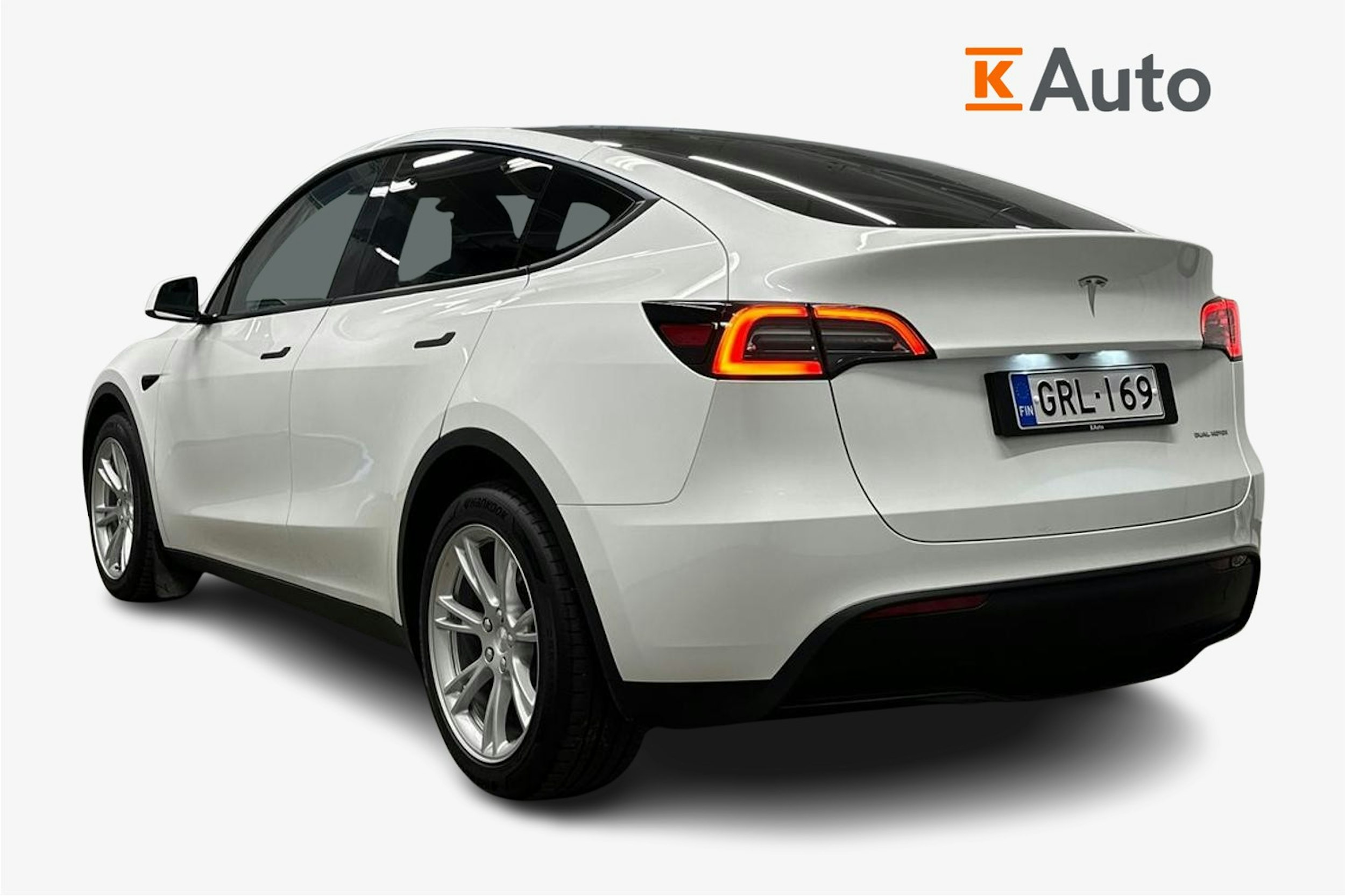 valkoinen Tesla Model Y 2023 kuva 2.