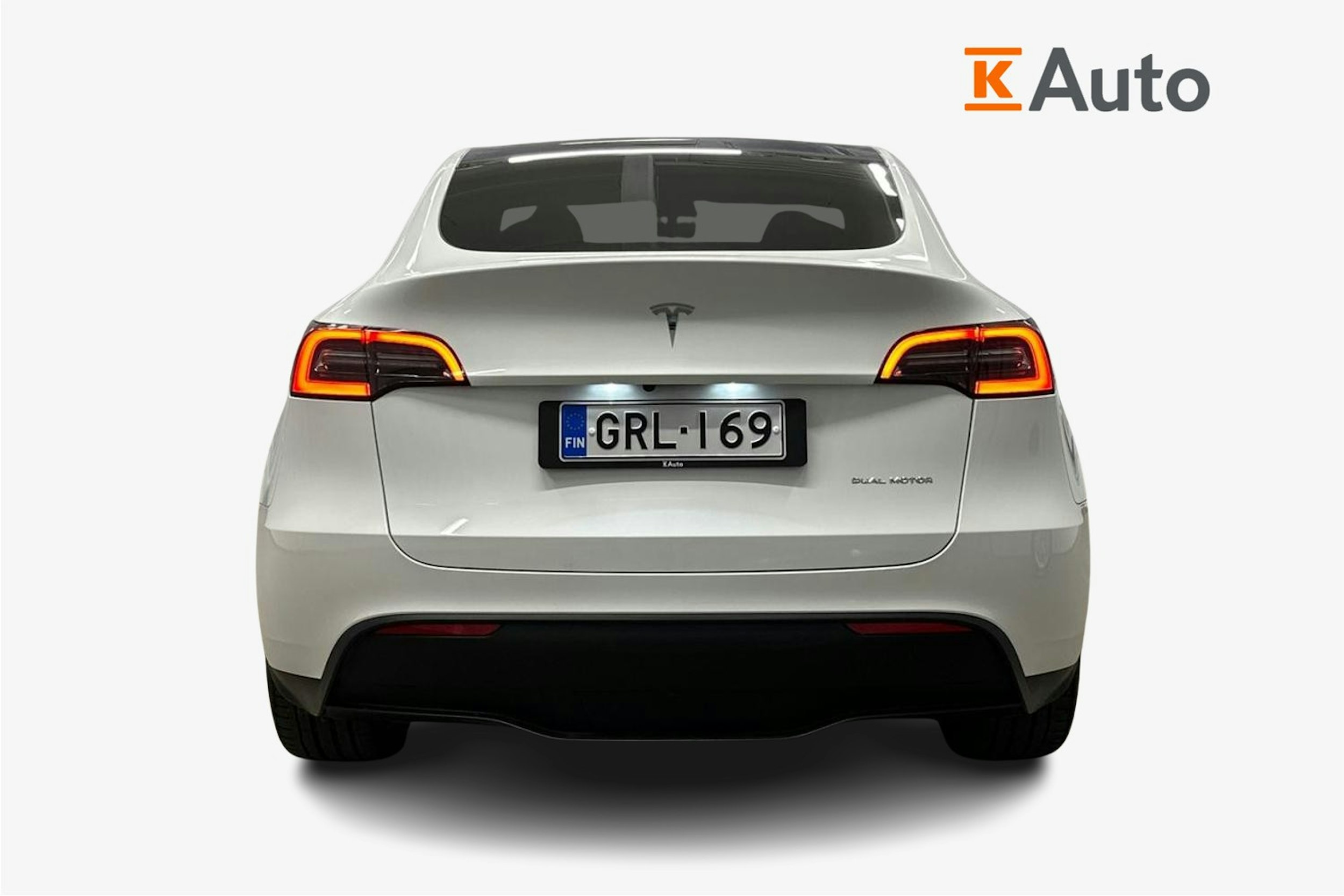valkoinen Tesla Model Y 2023 kuva 3.