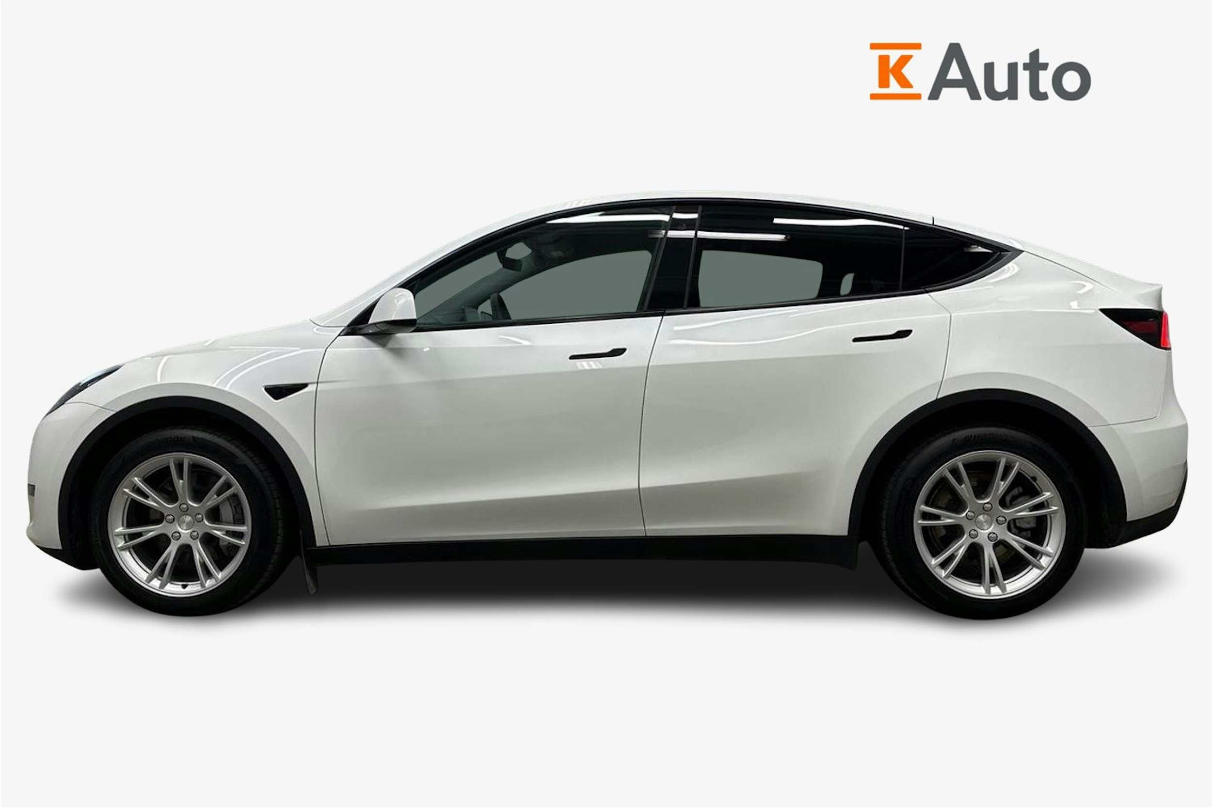 valkoinen Tesla Model Y 2023 kuva 6.