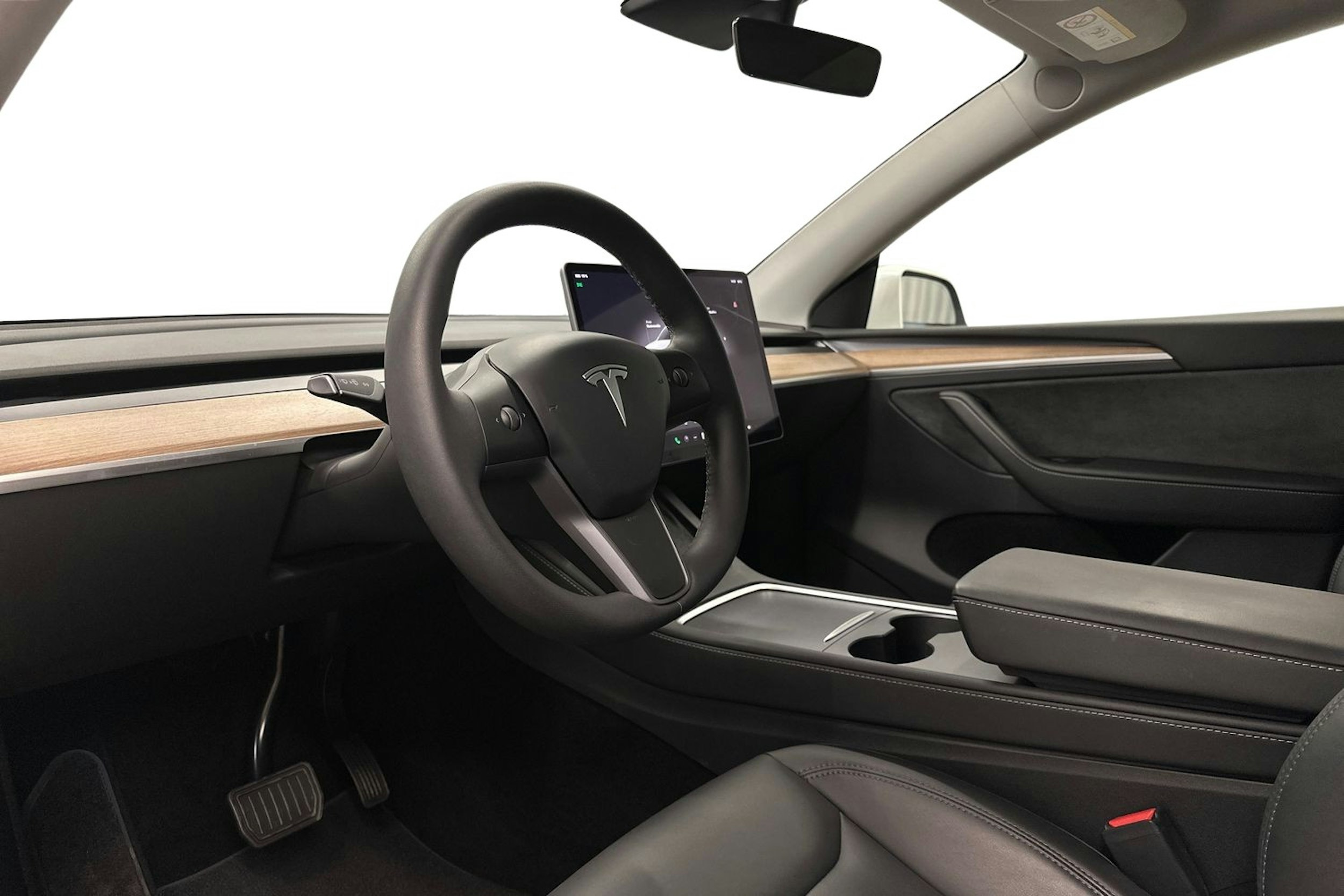 valkoinen Tesla Model Y 2023 kuva 7.