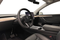 valkoinen Tesla Model Y 2023 kuva 7.