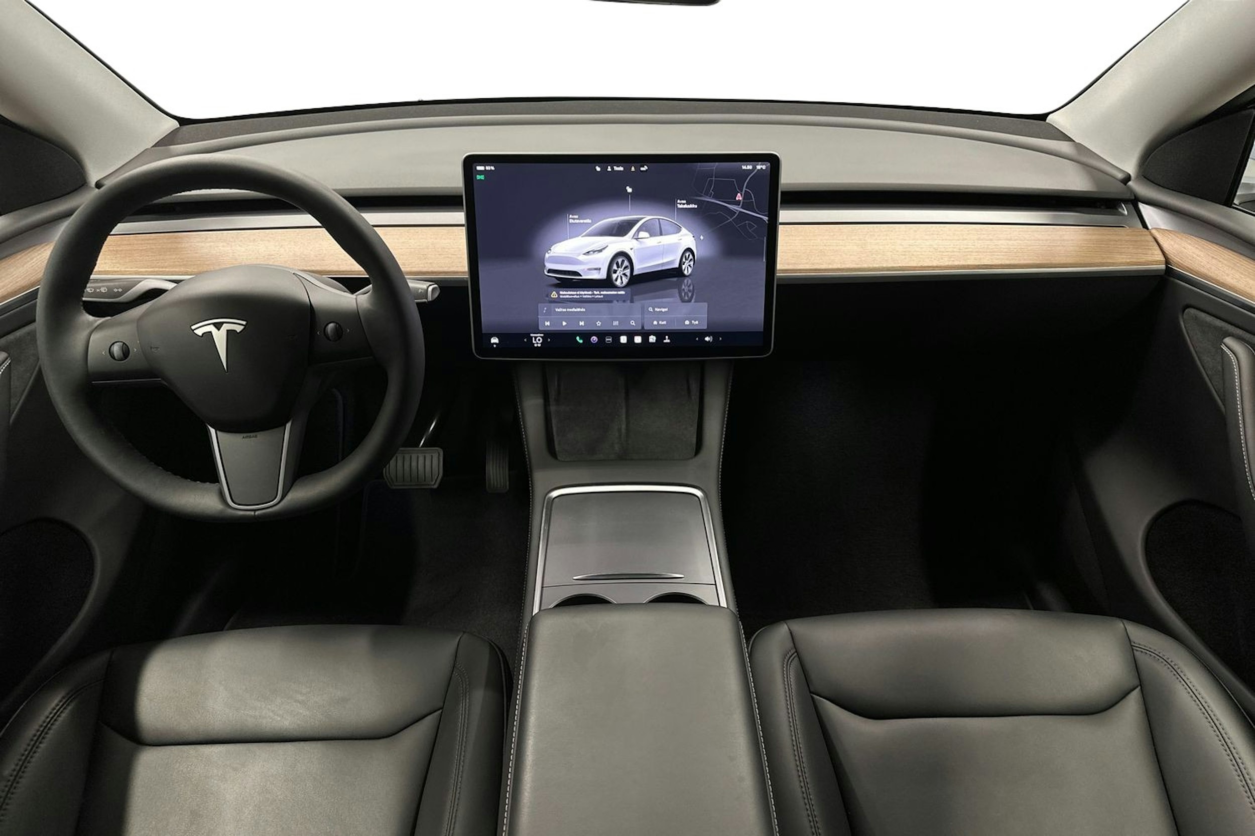 valkoinen Tesla Model Y 2023 kuva 9.