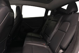 valkoinen Tesla Model Y 2023 kuva 10.
