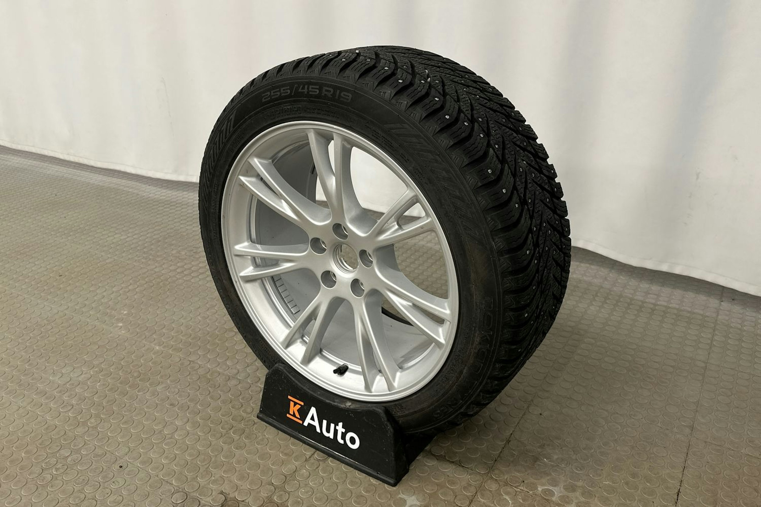valkoinen Tesla Model Y 2023 kuva 13.