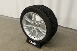 valkoinen Tesla Model Y 2023 kuva 13.