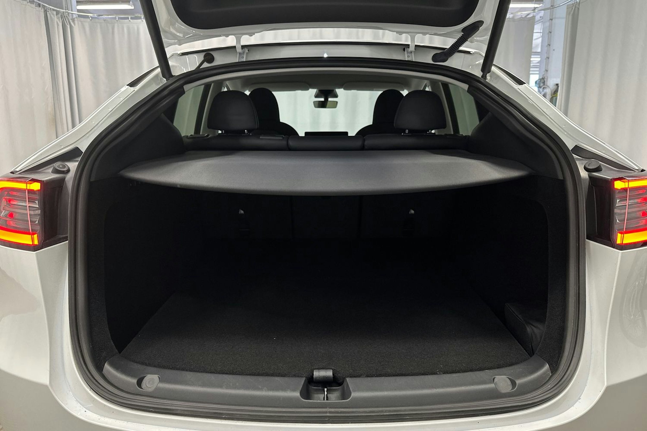 valkoinen Tesla Model Y 2023 kuva 14.