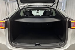 valkoinen Tesla Model Y 2023 kuva 14.
