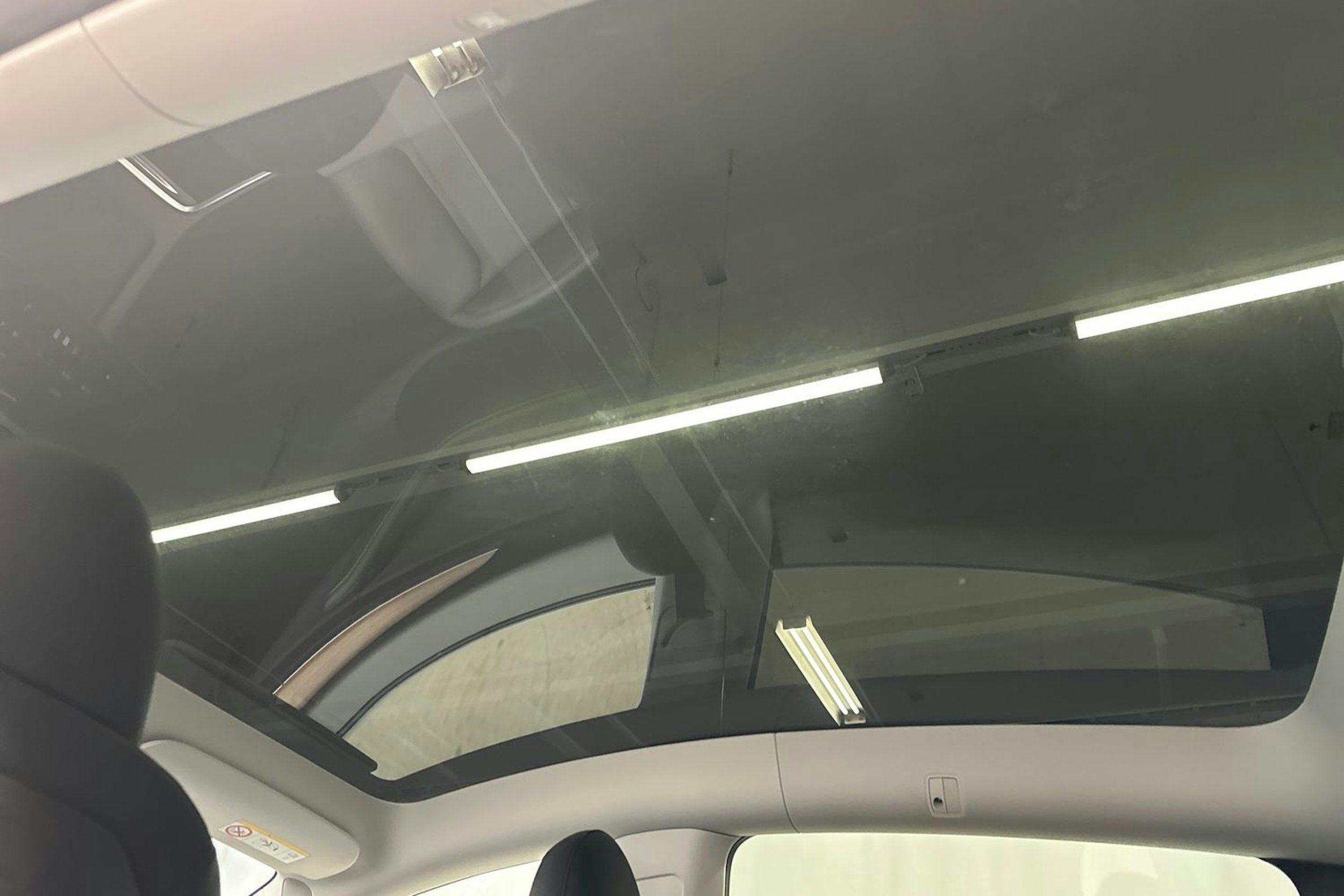 valkoinen Tesla Model Y 2023 kuva 15.