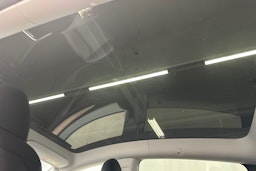 valkoinen Tesla Model Y 2023 kuva 15.