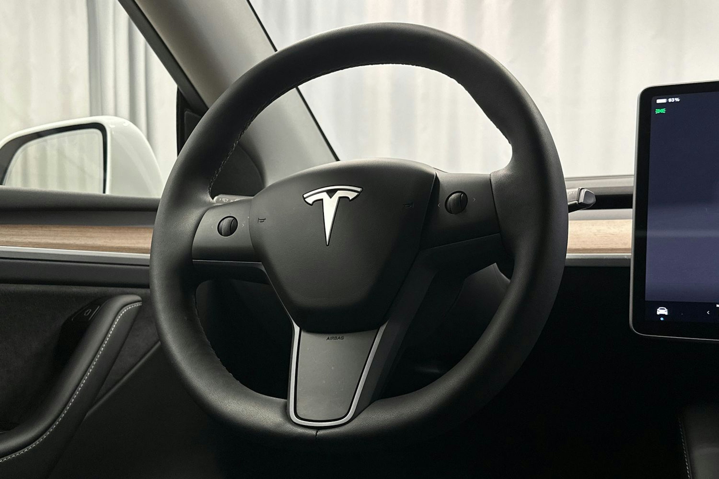 valkoinen Tesla Model Y 2023 kuva 16.