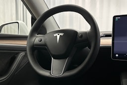 valkoinen Tesla Model Y 2023 kuva 16.