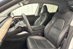 valkoinen Tesla Model Y 2023 kuva 17.