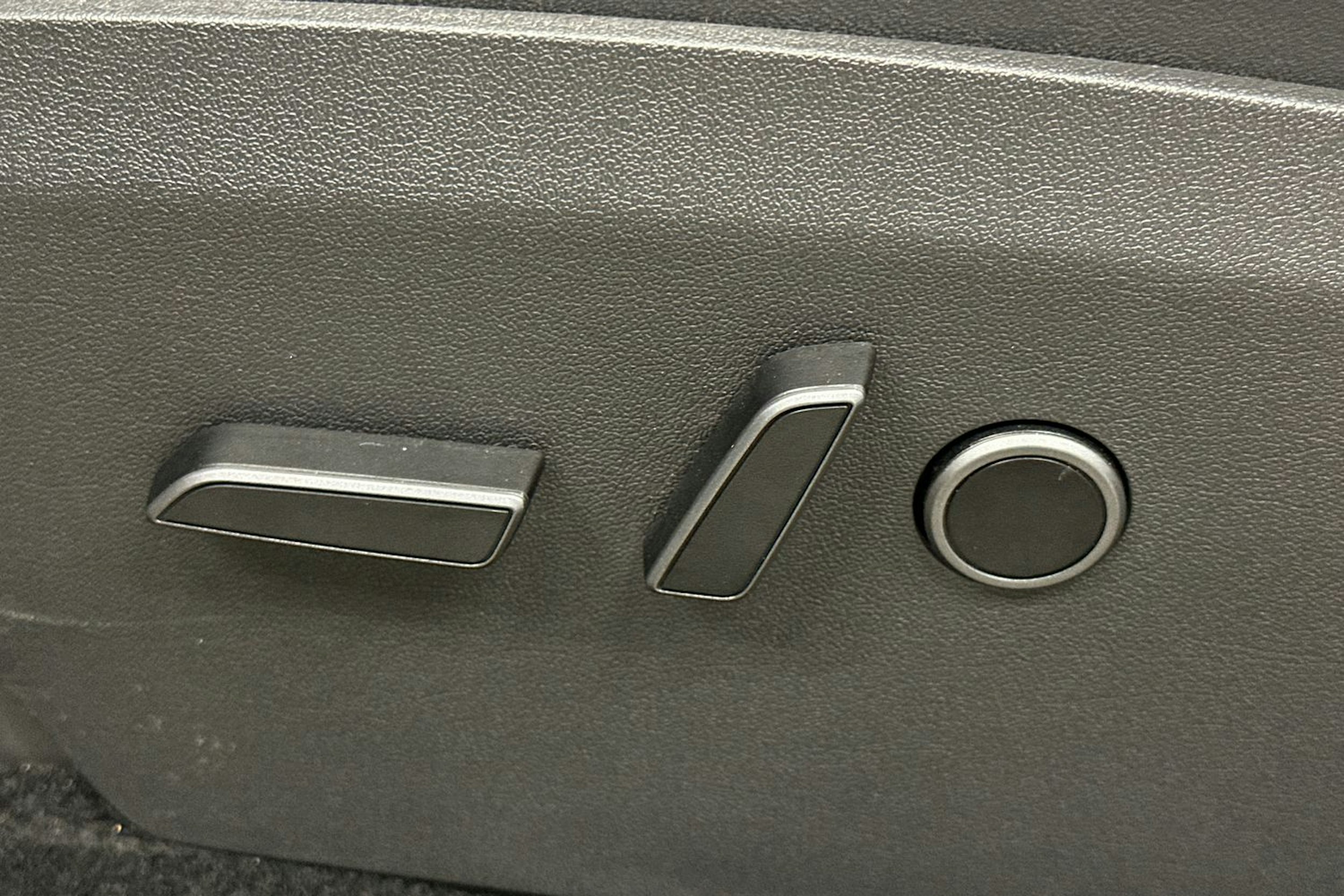 valkoinen Tesla Model Y 2023 kuva 18.